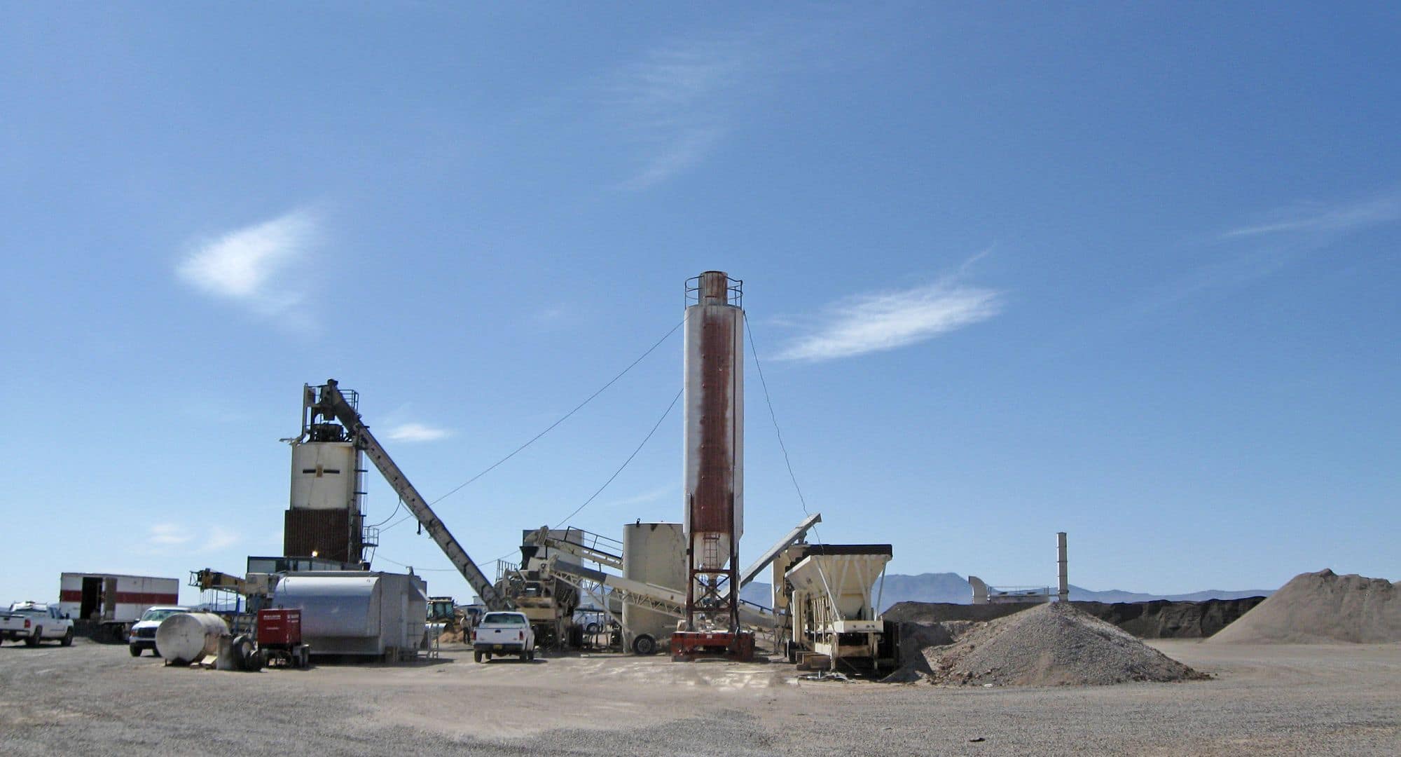 Hot-mix asphalt plant with drum dryer, storage silo and aggregate stockpiles